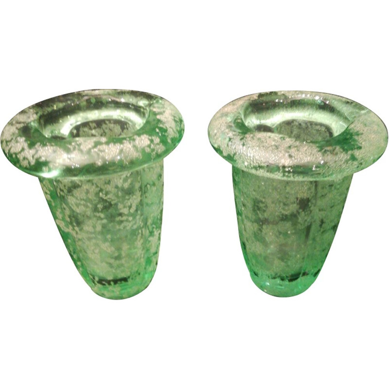Paire de vases verts en verre moulé