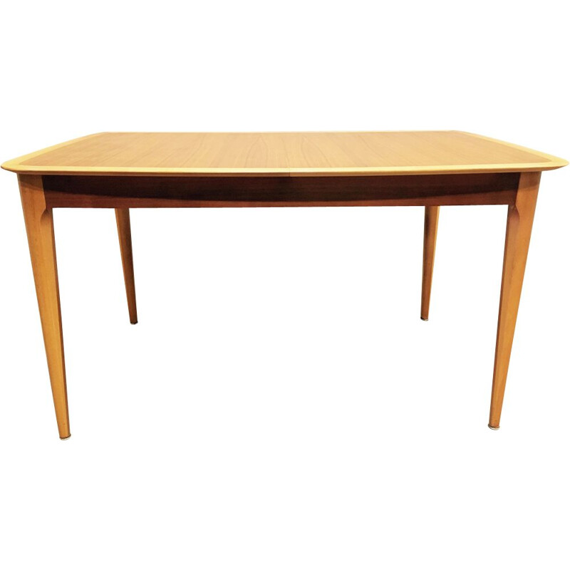 Extendable high-stretch table in teak