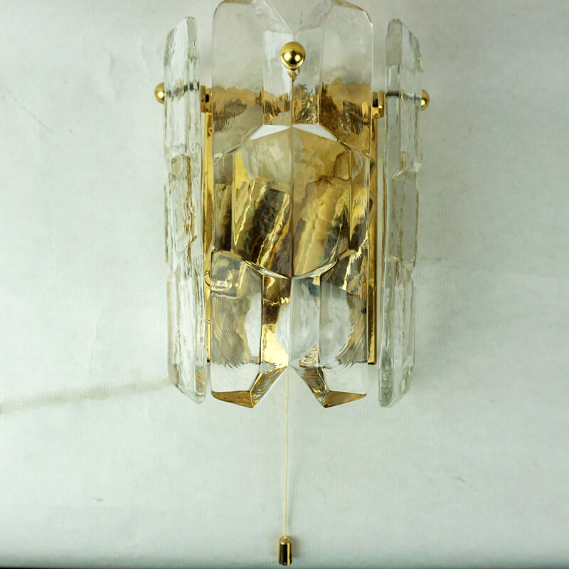 Lámpara de pared vintage para Kalmar Vienna en latón y cristal 1960