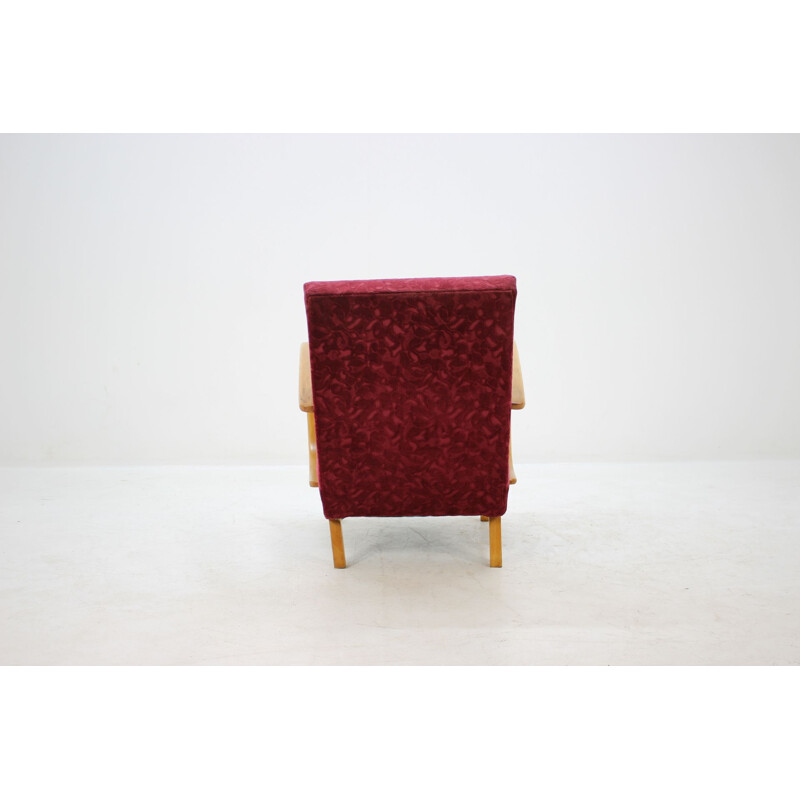 Fauteuil vintage par Halabala en tissu rouge et hêtre 1950