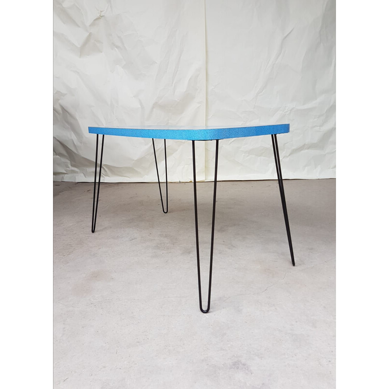 Table vintage en formica bleu avec des piétements en épingle à cheveux 1950