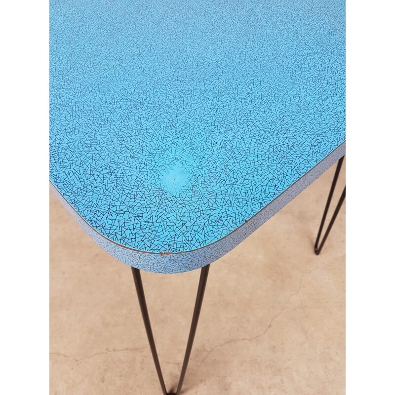 Table vintage en formica bleu avec des piétements en épingle à cheveux 1950