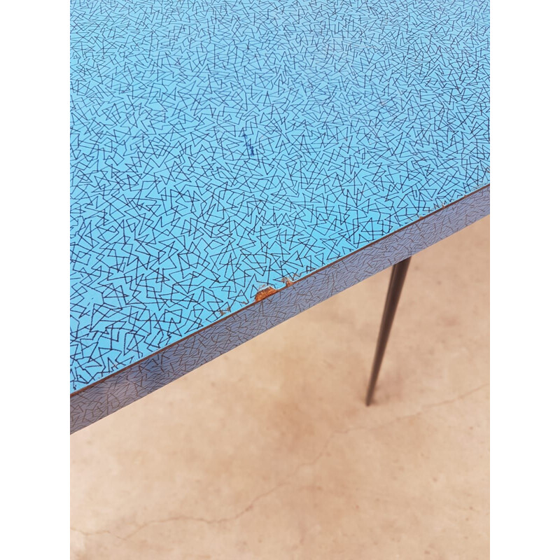 Table vintage en formica bleu avec des piétements en épingle à cheveux 1950