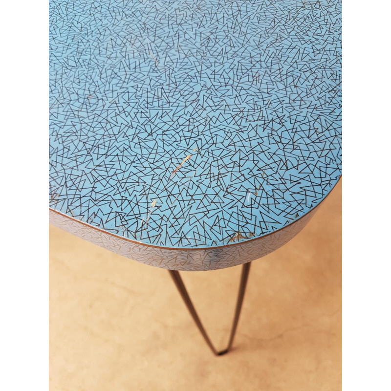 Table vintage en formica bleu avec des piétements en épingle à cheveux 1950
