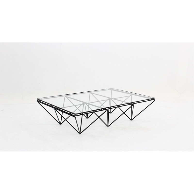 Table basse vintage italienne géométrique en verre et métal noir 1970