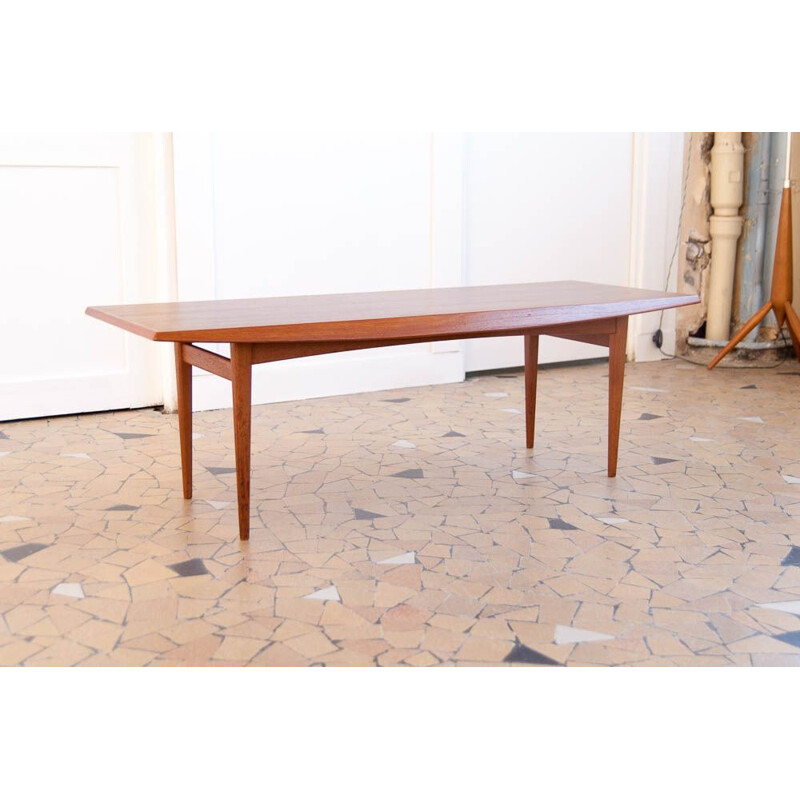 Vintage coffee table with spindle base, 1960