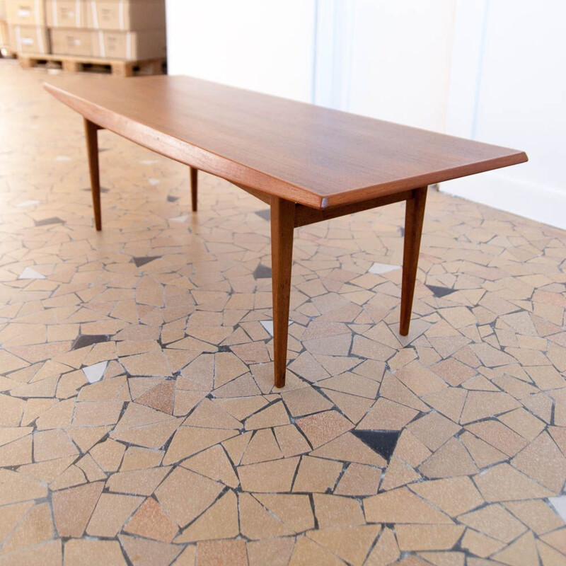 Vintage coffee table with spindle base, 1960