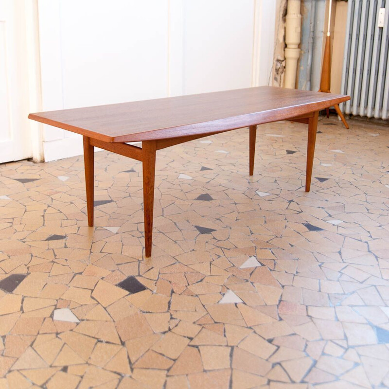 Vintage coffee table with spindle base, 1960