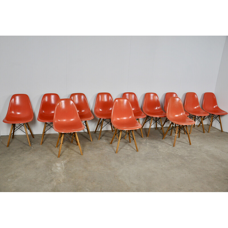 Suite de 12 chaises vintage rouge de Eames pour Miller 1970