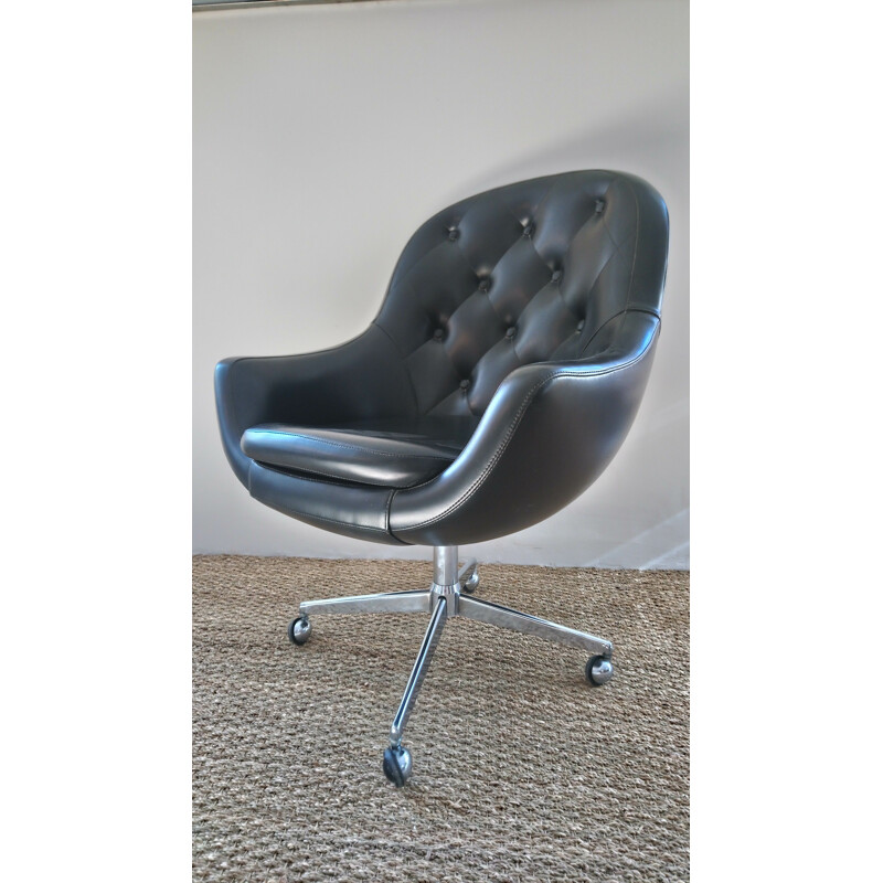 Vintage shell swivelling armchair in black leatherette and metal 1960
