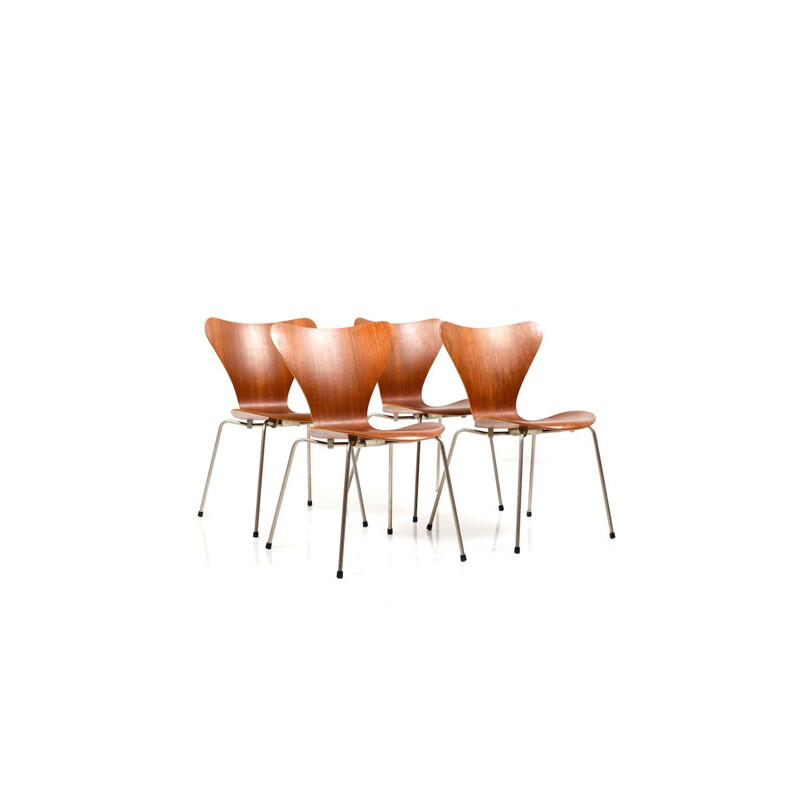 Suite de 4 chaises modèle 3107 par Arne Jacobsen en teck 