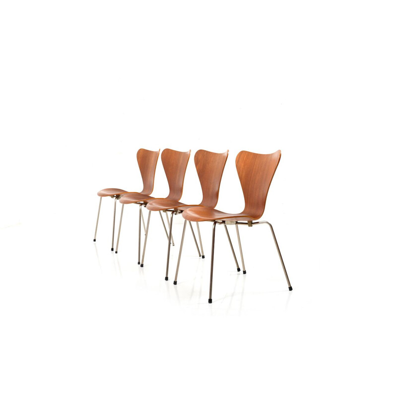 Suite de 4 chaises modèle 3107 par Arne Jacobsen en teck 