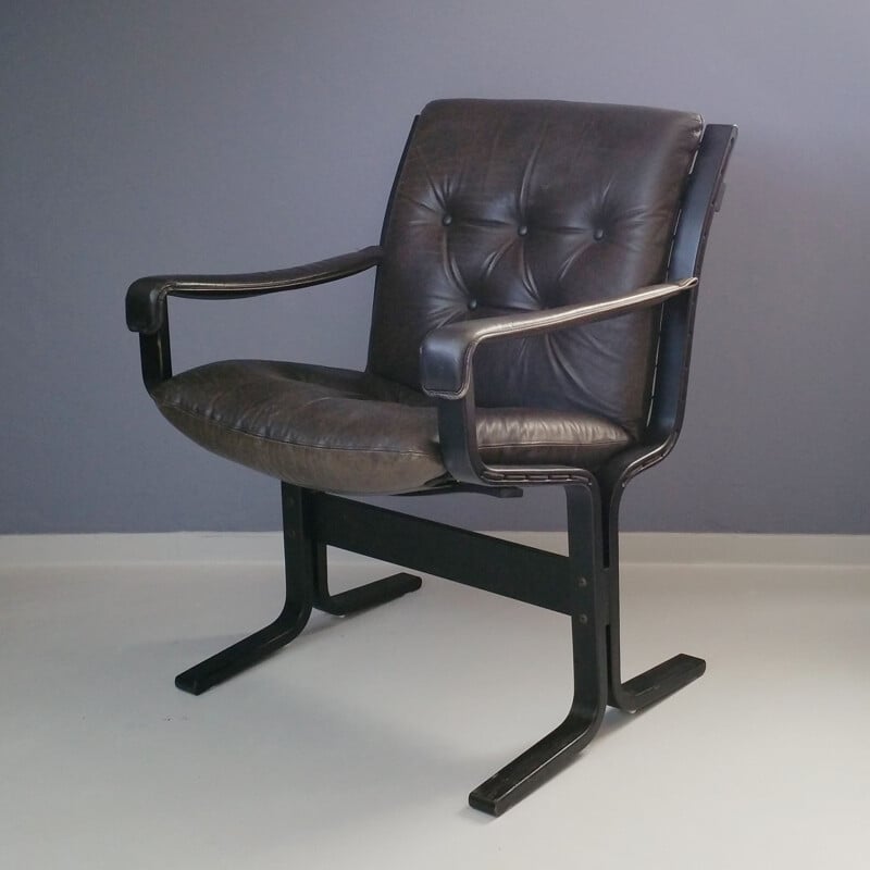 Fauteuil vintage Siesta pour Westnofa en cuir noir et bois de hêtre 1960