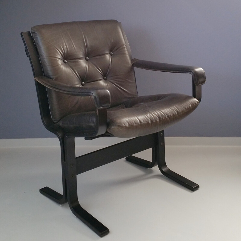 Fauteuil vintage Siesta pour Westnofa en cuir noir et bois de hêtre 1960