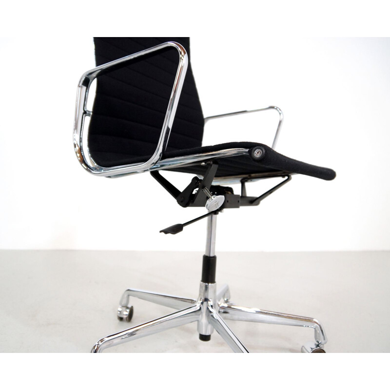 Fauteuil vintage EA 119 de Eames pour Vitra en tissu noir et aluminium 1990