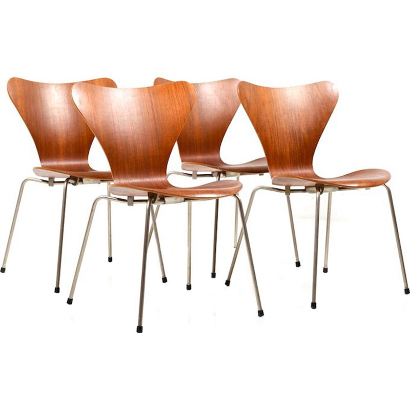 Suite de 4 chaises modèle 3107 par Arne Jacobsen en teck 