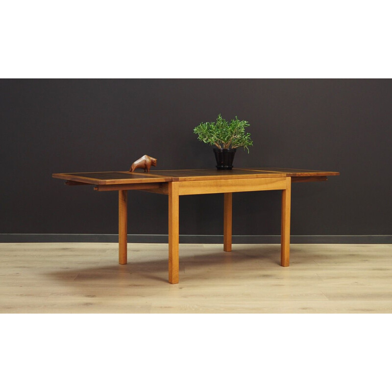 Danish extendable table in mahognay and walnut