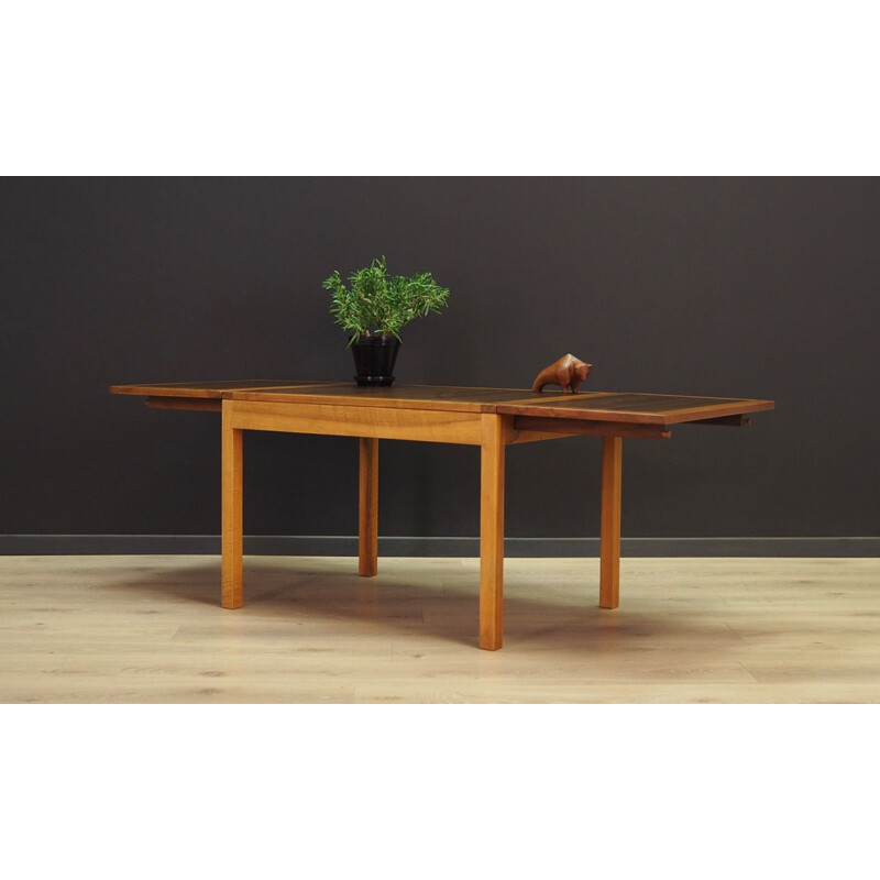 Danish extendable table in mahognay and walnut