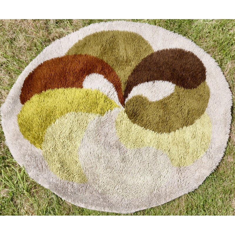 Vintage rug patterns with petals spread