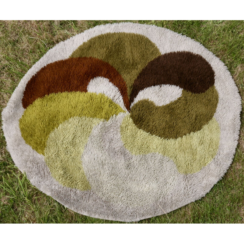 Vintage rug patterns with petals spread