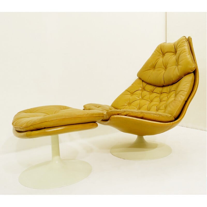 Set of vintage F588 armchair and footrest for Artifort in beige leather 1960