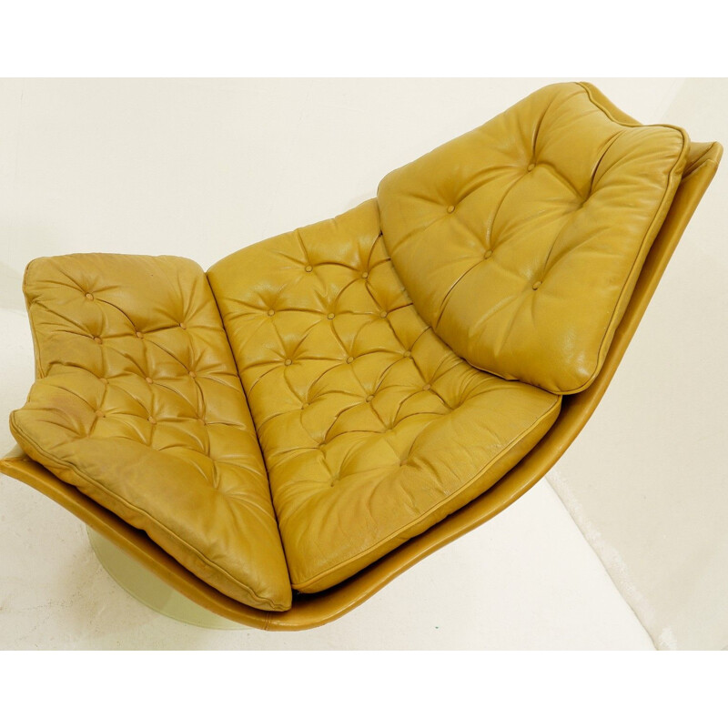 Set of vintage F588 armchair and footrest for Artifort in beige leather 1960