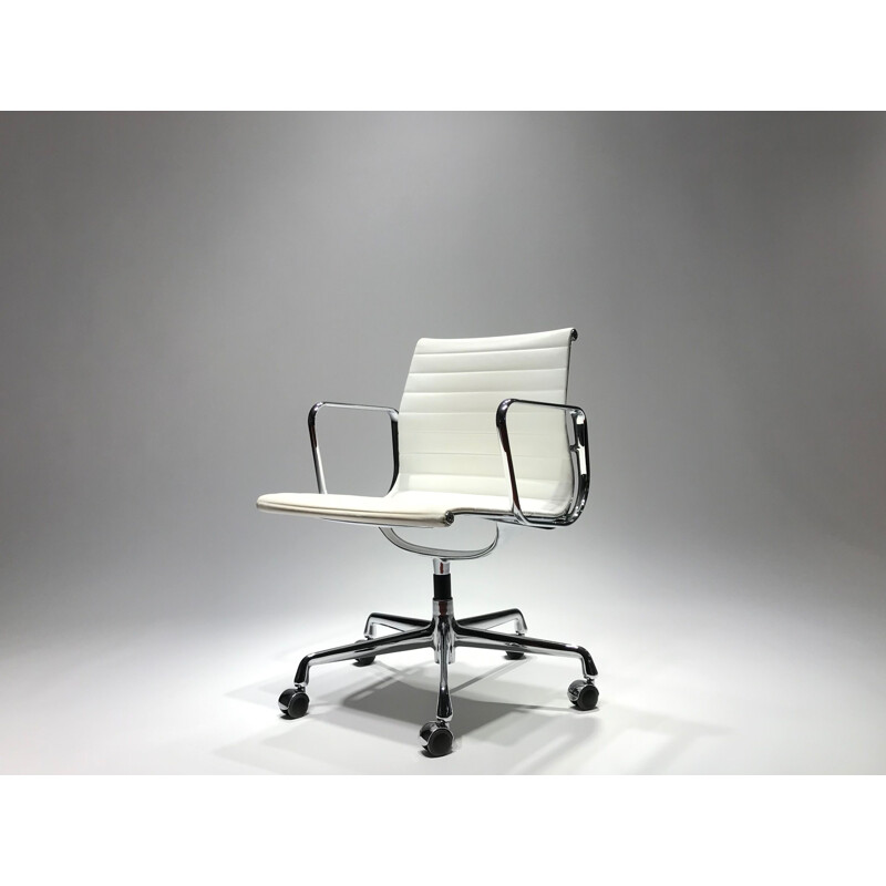 Chaise EA117 blanche par Charles & Ray Eames pour Vitra