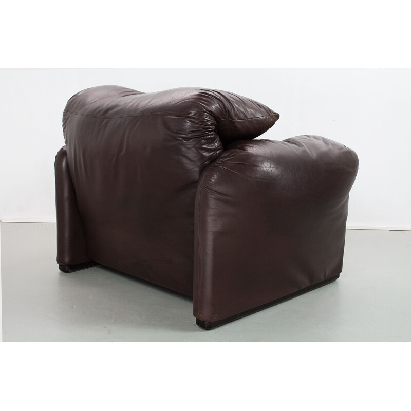 Maralunga armchair in chocolate brown leather by Vico Magistretti for Cassina