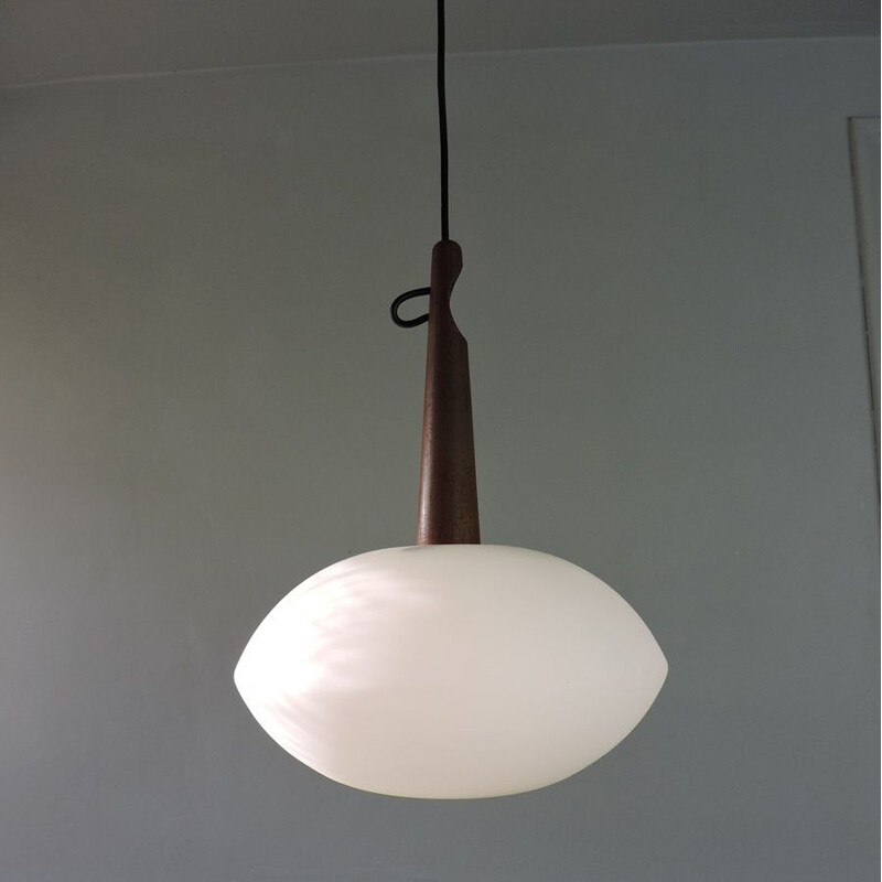 Scandinavische vintage teak en opaline hanglamp van Uno & Osten Kristiansson