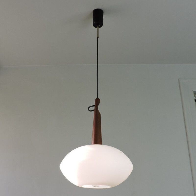 Scandinavische vintage teak en opaline hanglamp van Uno & Osten Kristiansson