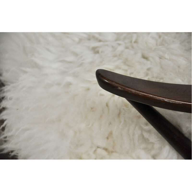 Rocking chair vintage pour Bramin en peau de mouton et teck 1960
