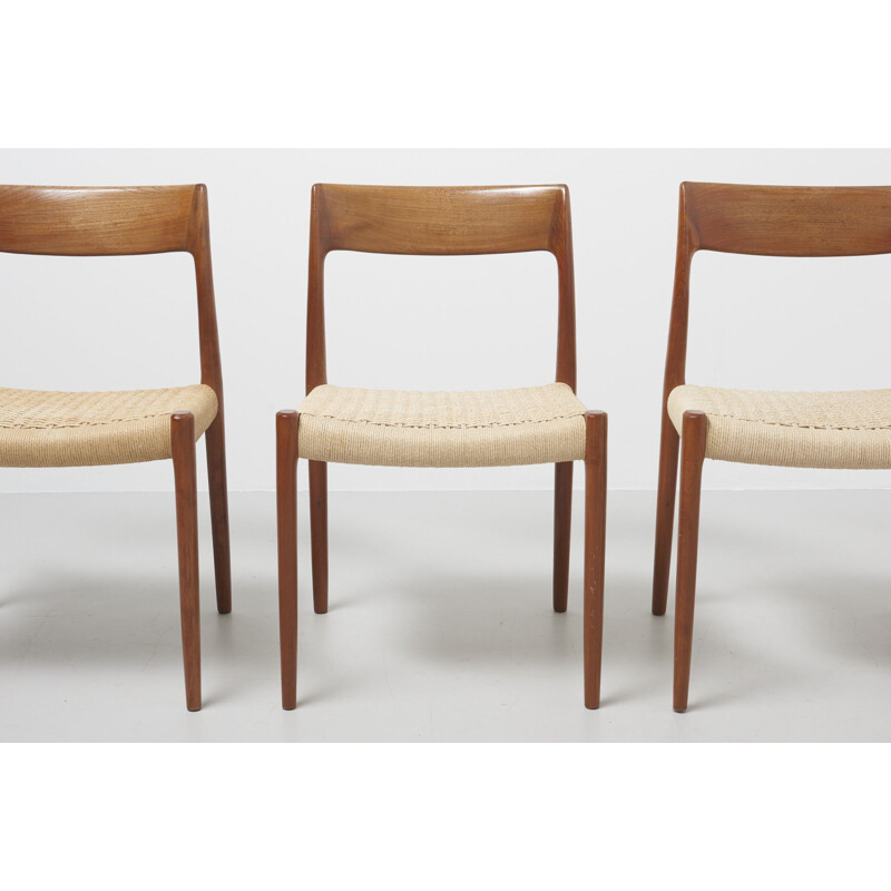 Suite de 4 chaises vintage modèle 77 pour Møller en corde teck 1950