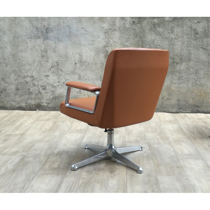 Vintage swivel armchair by Osvaldo Borsani for techno 1970