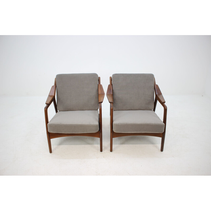 Paire de fauteuils vintage par Petersen en tissu gris et bois 1970
