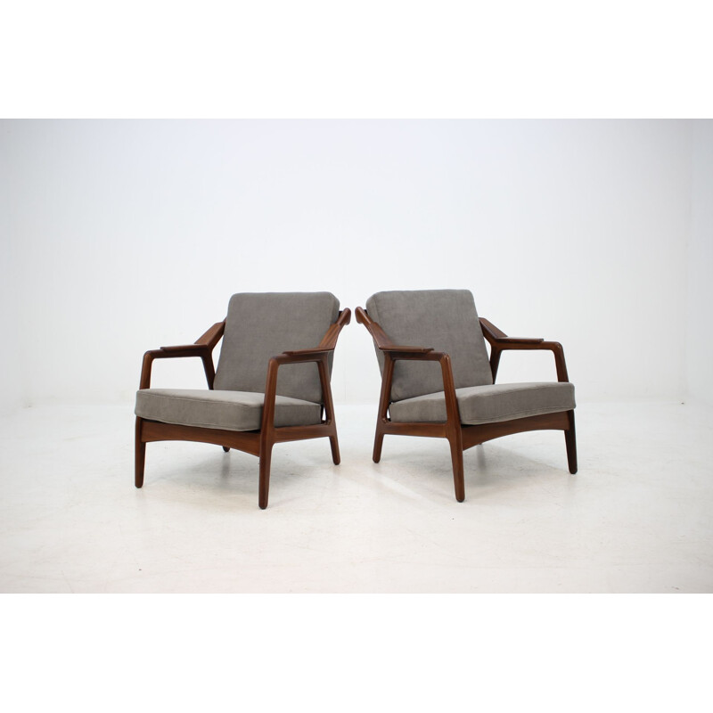 Paire de fauteuils vintage par Petersen en tissu gris et bois 1970