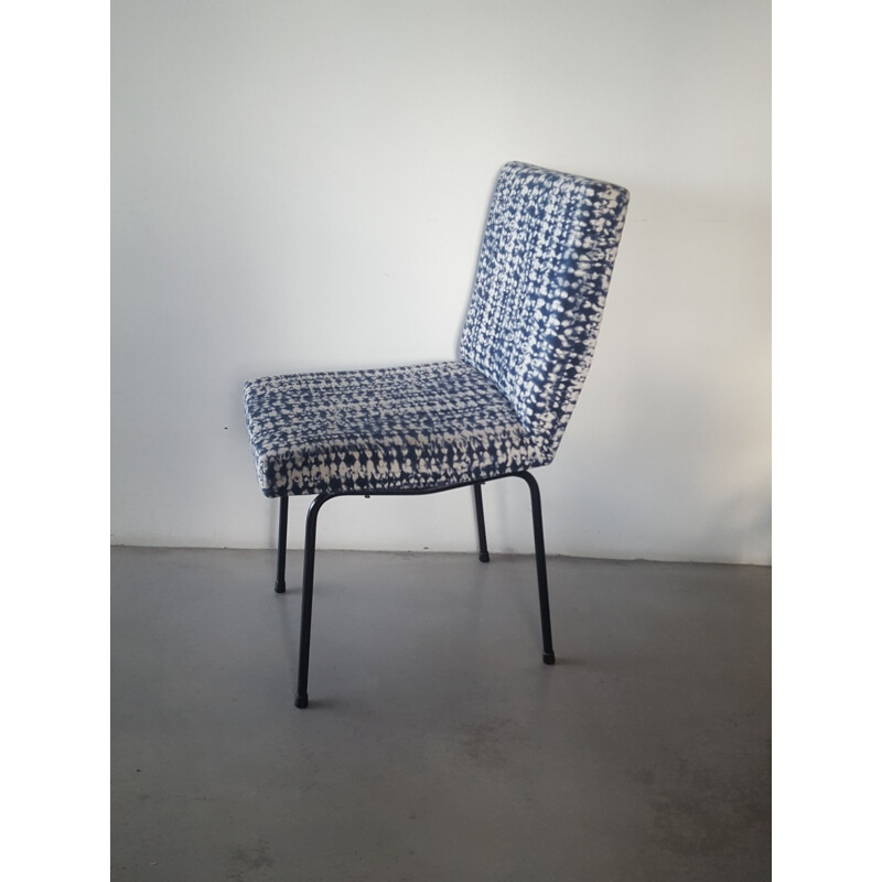 Par de cadeiras de metal vintage e de tecido índigo, 1950