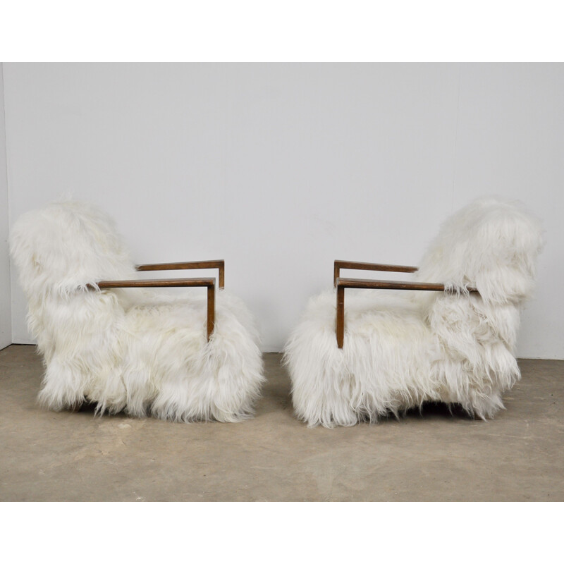 Paire de fauteuils vintage en peau de mouton et bois 1960