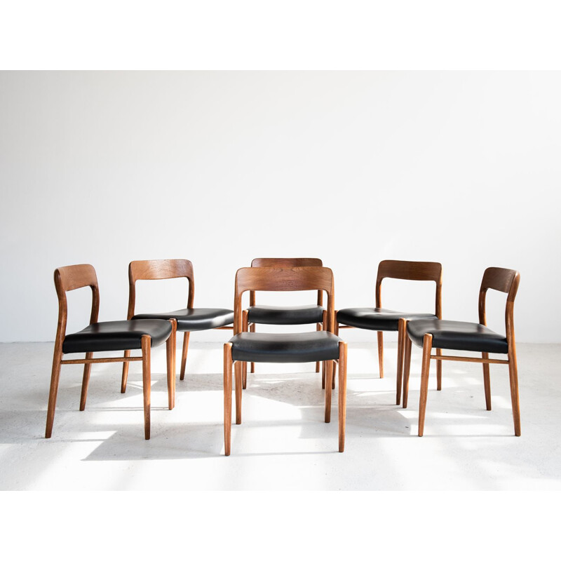 Set of 6 vintage chairs model 75 for Møller in teak and black leather 1960