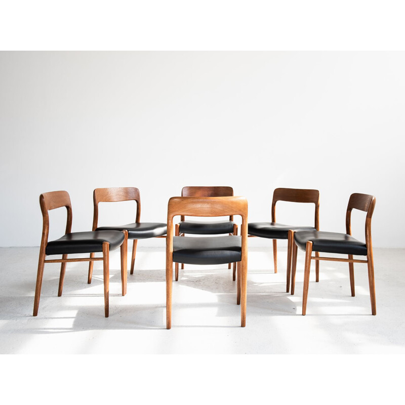 Set of 6 vintage chairs model 75 for Møller in teak and black leather 1960