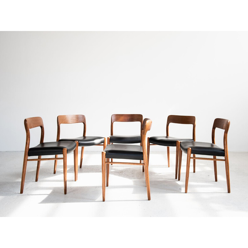 Set of 6 vintage chairs model 75 for Møller in teak and black leather 1960