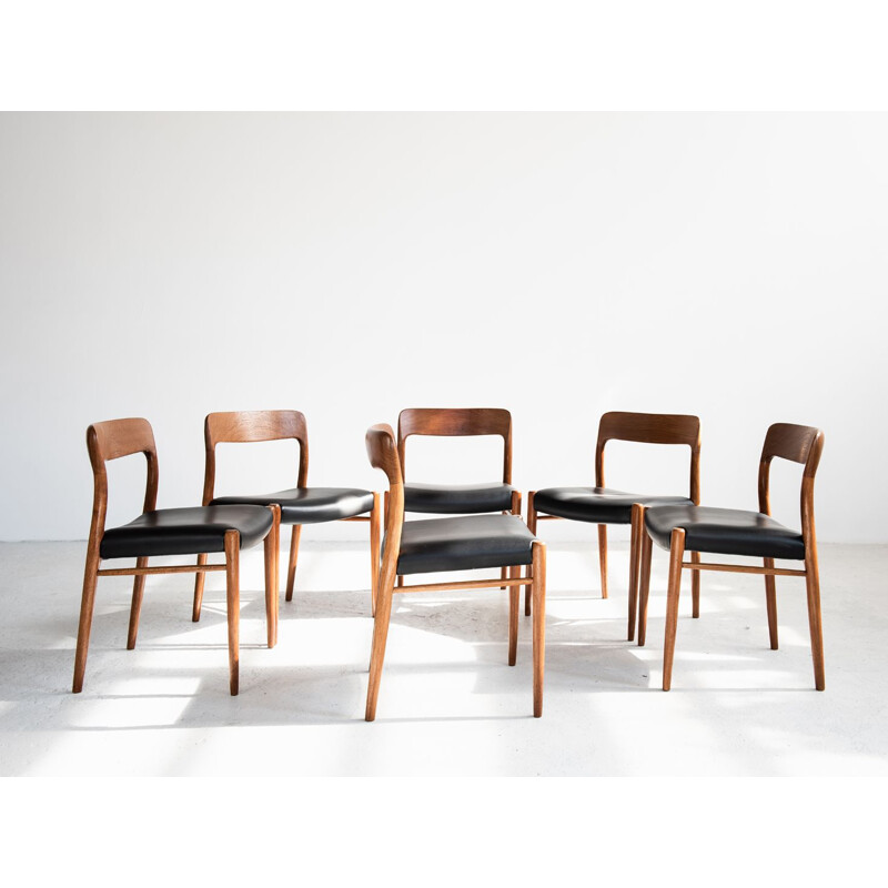Suite de 6 chaises vintage modèle 75 pour Møller en teck et cuir noir 1960