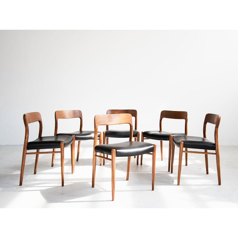 Set of 6 vintage chairs model 75 for Møller in teak and black leather 1960