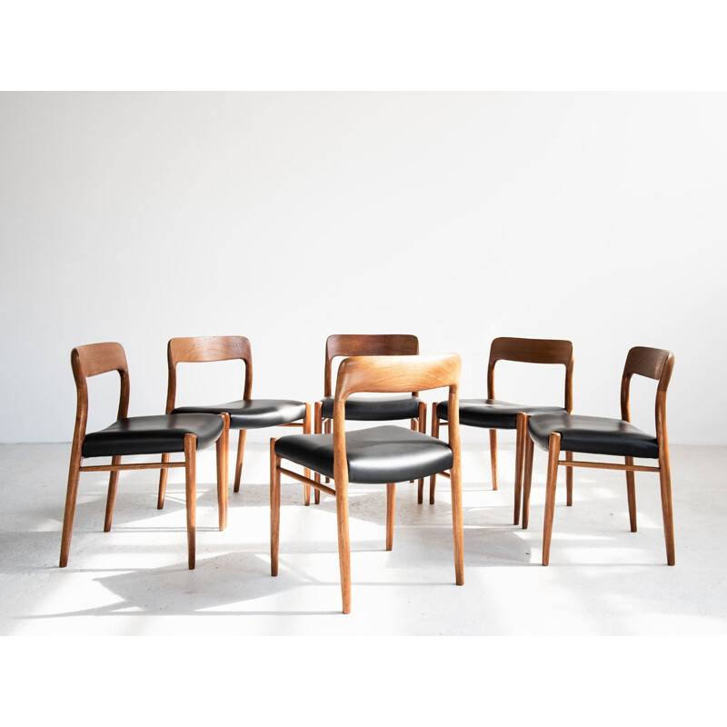 Set of 6 vintage chairs model 75 for Møller in teak and black leather 1960
