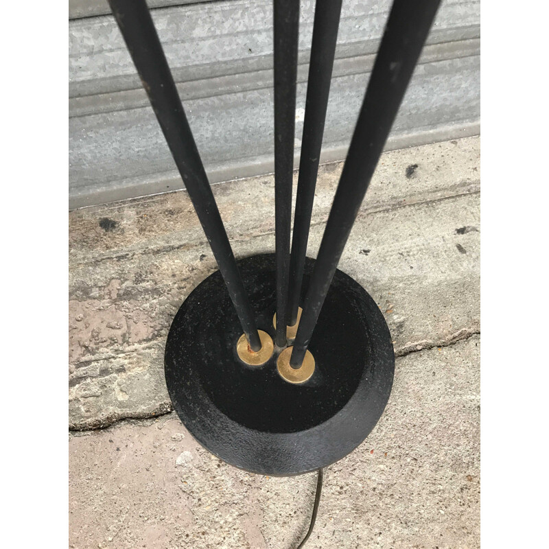 Lampadaire vintage métal noir et laiton 3 cônes en opaline 1950s