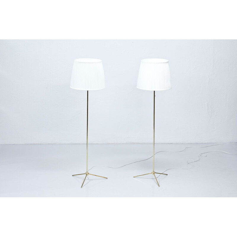 Pair of vintage G-302 floorlamps for Bergboms in brass and fabric 1950