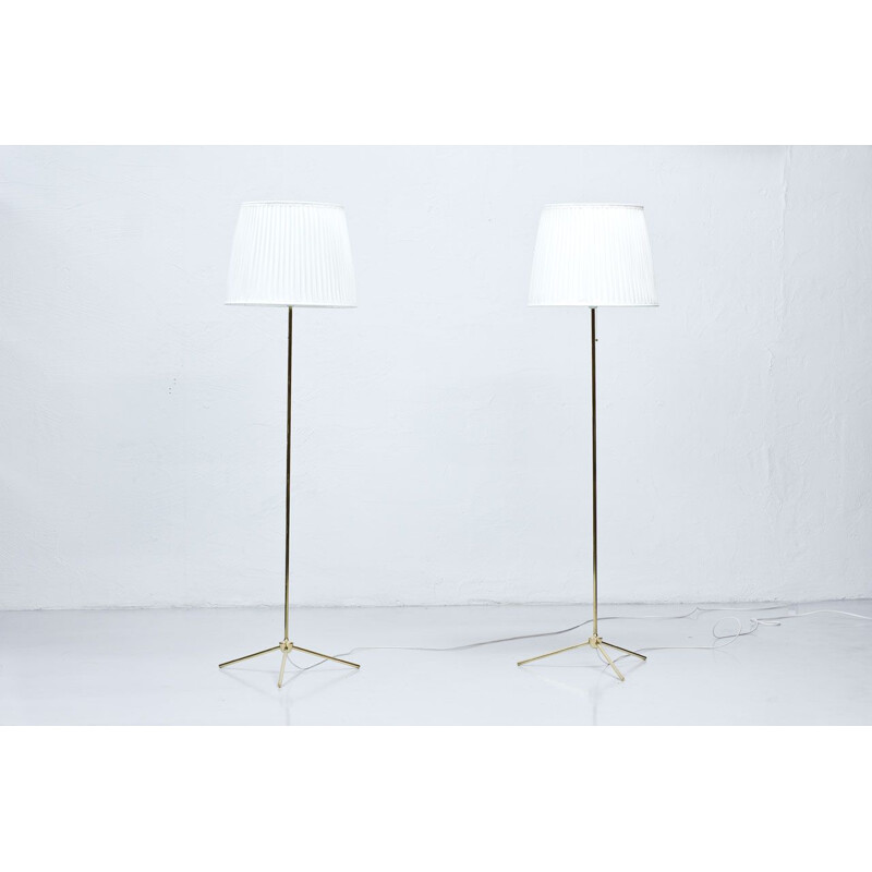 Pair of vintage G-302 floorlamps for Bergboms in brass and fabric 1950