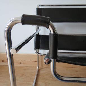 Vintage Wassily B3 leather and chrome chair by  Marcel Breuer for Knoll