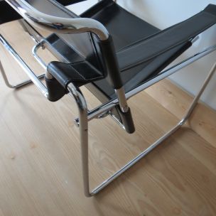 Vintage Wassily B3 leather and chrome chair by  Marcel Breuer for Knoll