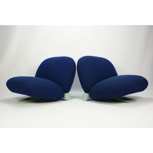 Vintage 200 Lounge Chair for Artifort in blue fabric and wood 1980