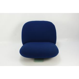Vintage 200 Lounge Chair for Artifort in blue fabric and wood 1980